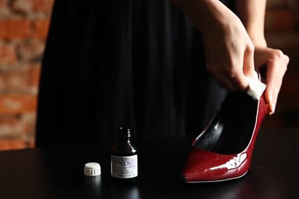 Bearbetar nya skor med alkohol
