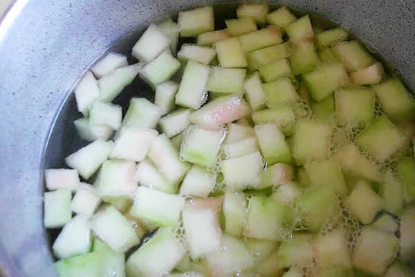Cozinhar cascas de melancia fatiadas