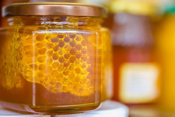 قرص العسل في وعاء زجاجي