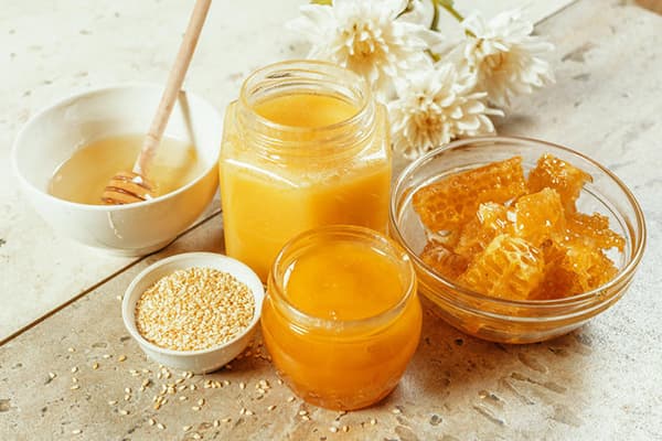 Honning, honningkaker og sesamfrø