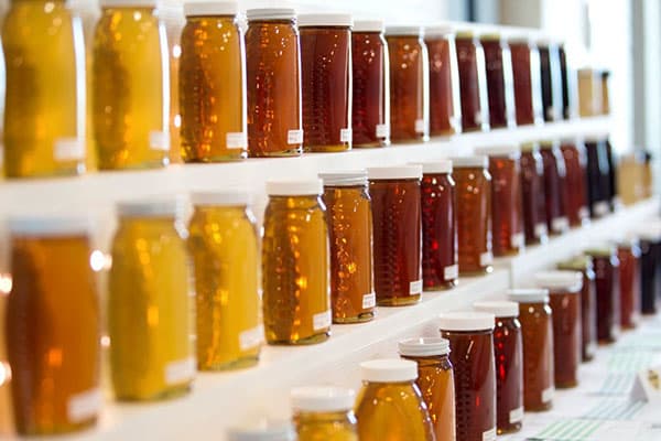 Vasetti di miele sullo scaffale