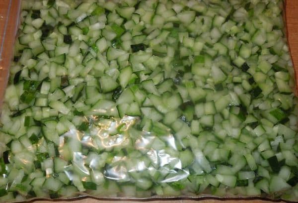 In blokjes gesneden komkommers in een zak