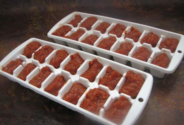 Congelamento de tomate em moldes de gelo