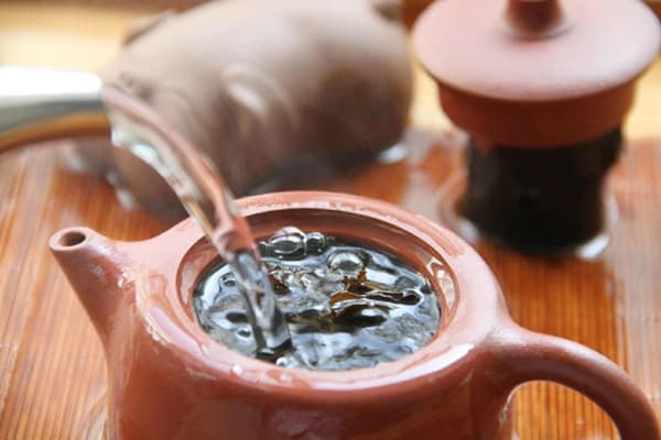 Preparare il tè con acqua bollente
