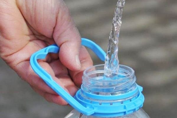 Naplnenie päťlitrovej fľaše vodou