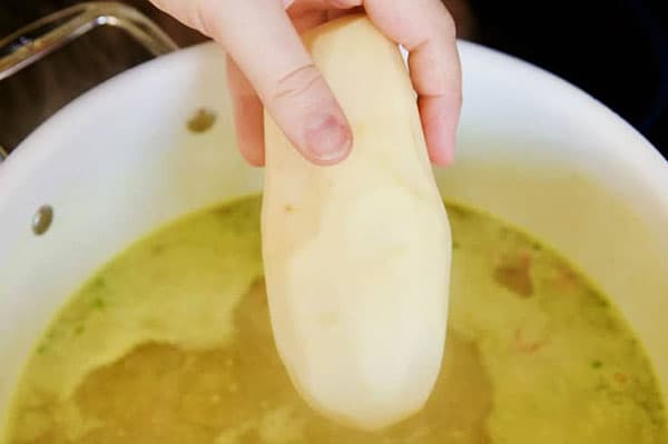 Lägga hela potatis till soppan