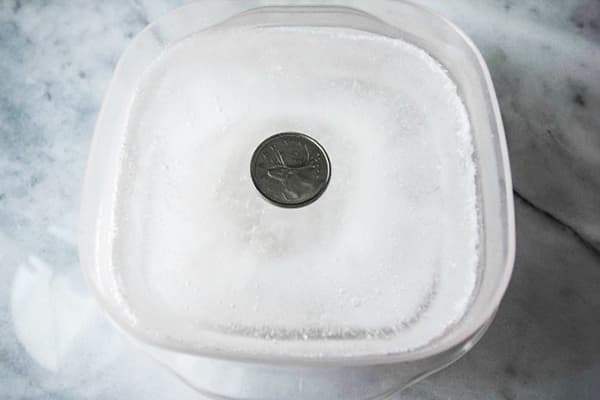Duit syiling dalam bekas ais