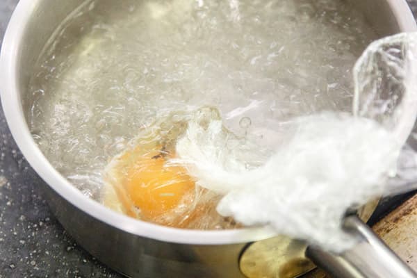 Cozinhar ovos escalfados em filme plástico