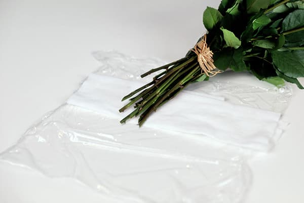 Buquê de flores e filme plástico
