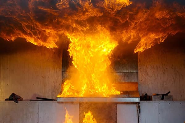Kebakaran di dapur disebabkan oleh pelindapkejutan minyak