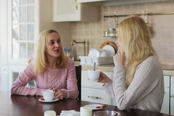Οι γυναίκες πίνουν τσάι στην κουζίνα