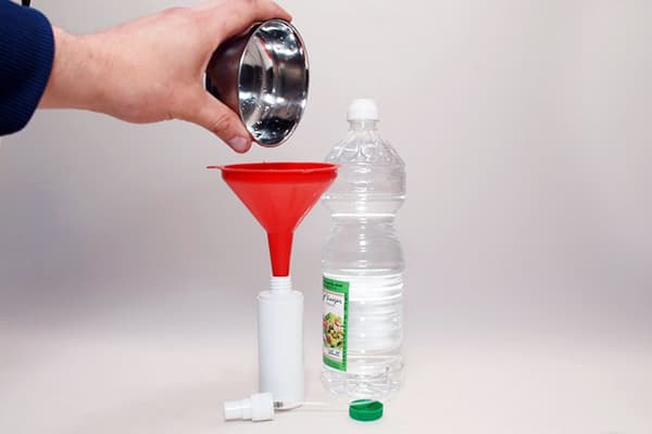 Abocant vinagre en una ampolla de plàstic