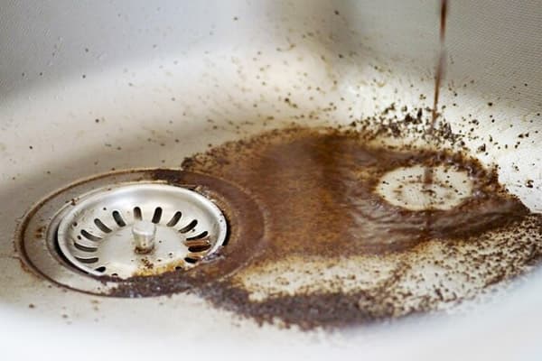 Zrnková káva v umývadle