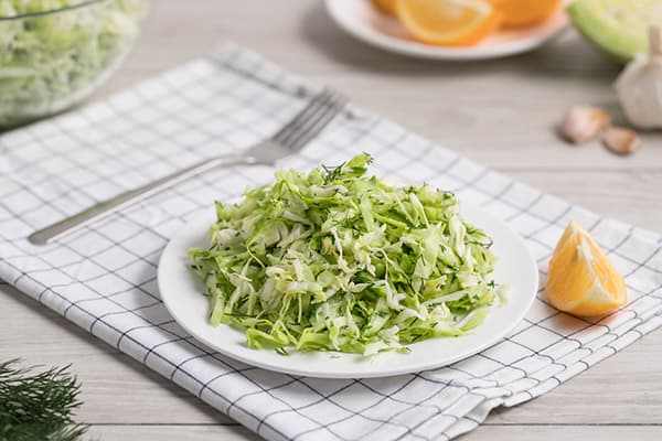 Salade légère et ustensiles de cuisine