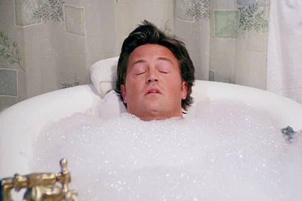 Chandler Bing se baña