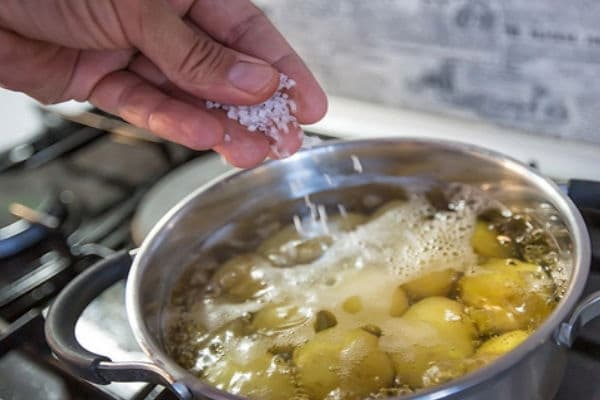 Adaugă sare când fierbe cartofii