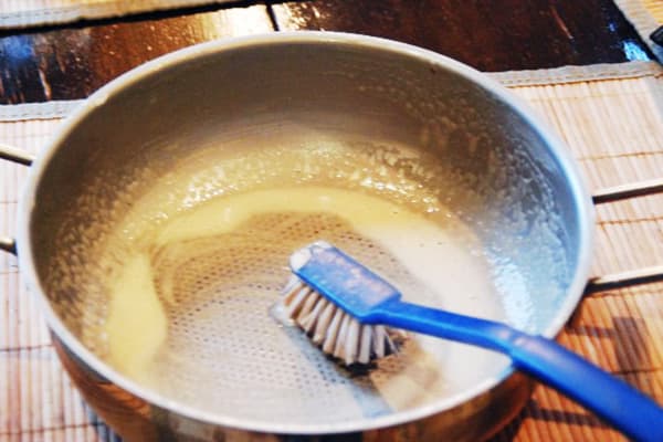 Καθαρίστε το τηγάνι με σόδα και υπεροξείδιο