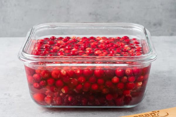 Lingonberries en un bol de vidre
