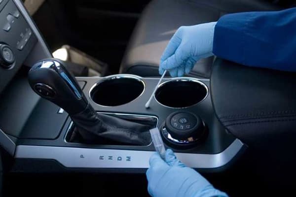 Controllo dell'interno dell'auto per microrganismi dannosi