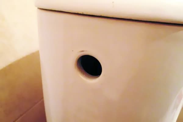 Zijdelingse opening in de toiletpot