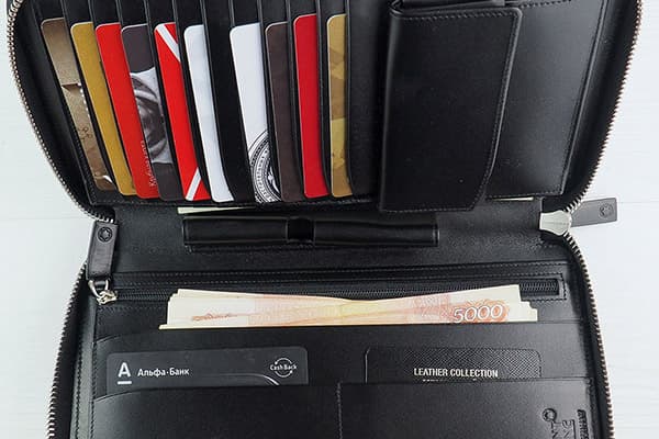 Peňažné a bankové karty v peňaženke