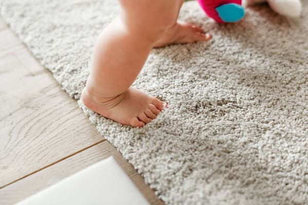 Criança caminha no tapete
