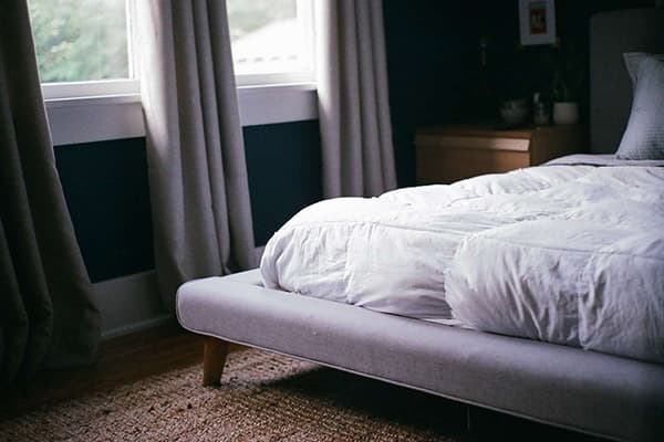 Lätt sängkläder på sängen