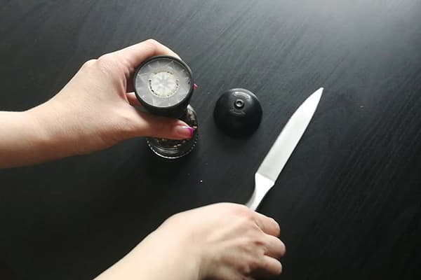 Öffnen einer Einwegmühle mit einem Messer