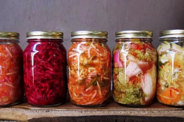 Saladas de legumes fermentadas picantes