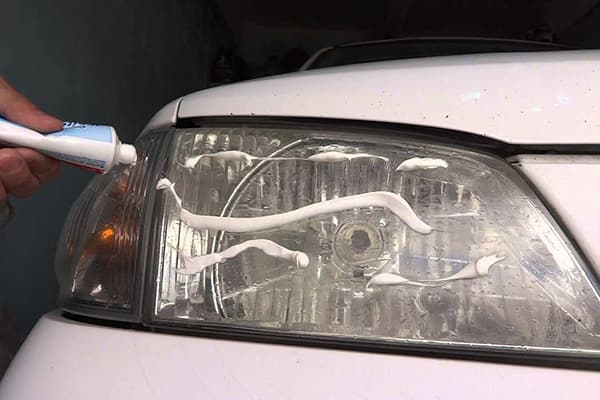 Стављање пасте за зубе на предња светла у аутомобилу