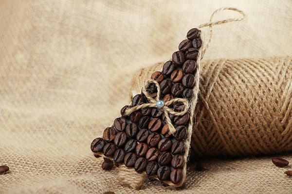 Sapin de Noël décoratif fait de grains de café