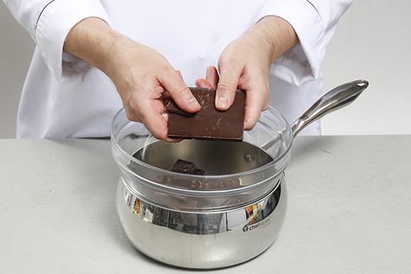 Pastelero ahoga chocolate en un baño de agua