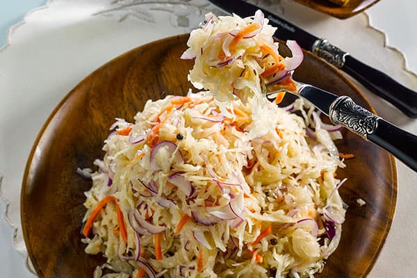 Sauerkraut dengan bawang dan wortel