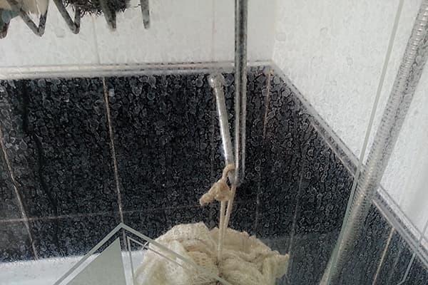 Plamy z twardej wody na szybie pod prysznicem