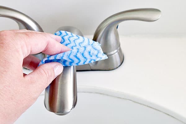 Flecken vom Wasserhahn im Badezimmer entfernen