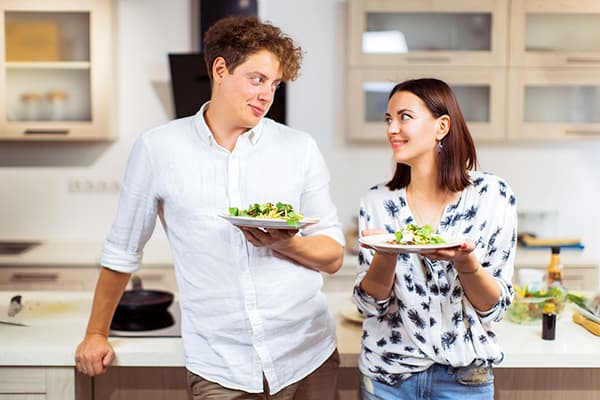 Двойка с чинии салата