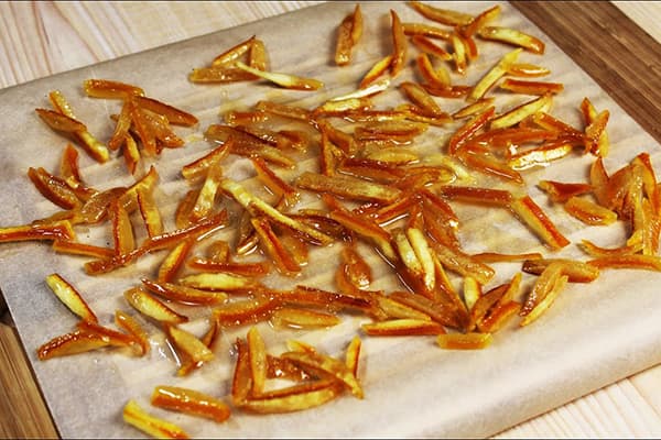Izrada oguljenih mandarinskih kore