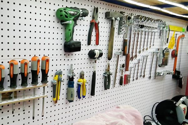 Emmagatzematge d'eines en un estand especial