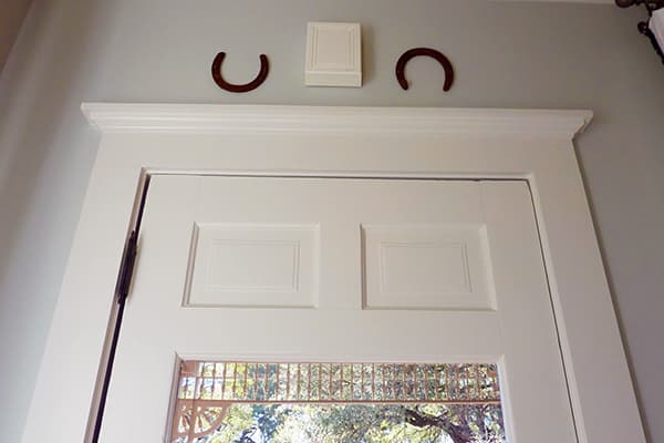 Dues ferradures per sobre de la porta