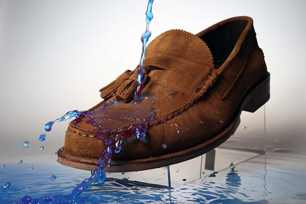 Sapatos de camurça repelente à água