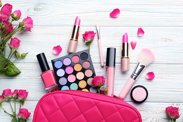 Kosmetik i en lyserød kosmetikpose