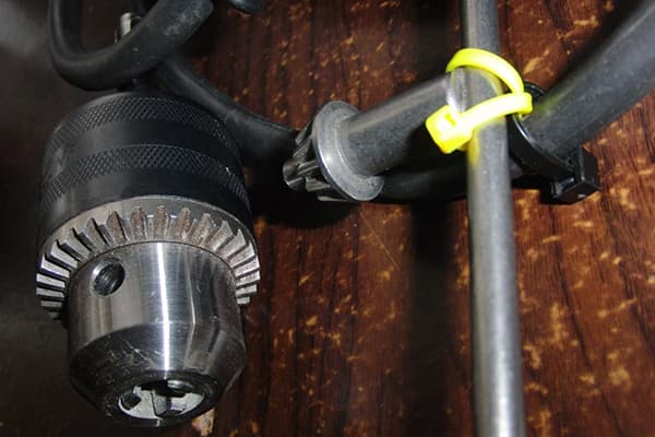 Fixació de la clau de la broca al cable amb un llaç de cable