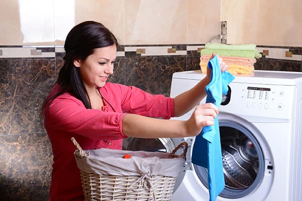 Žena je s výsledkem praní spokojená