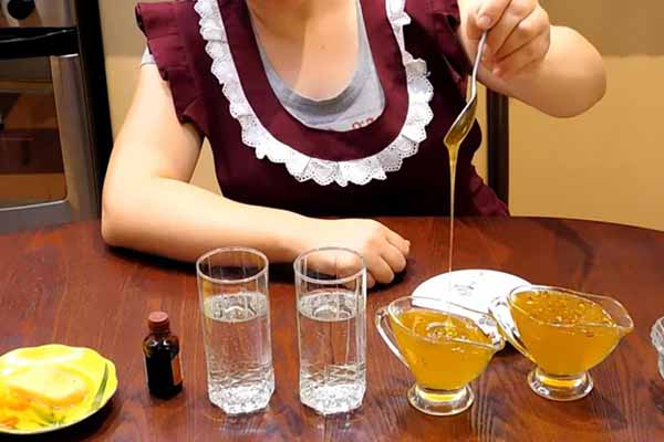 Memeriksa madu untuk alam semula jadi dengan air dan yodium