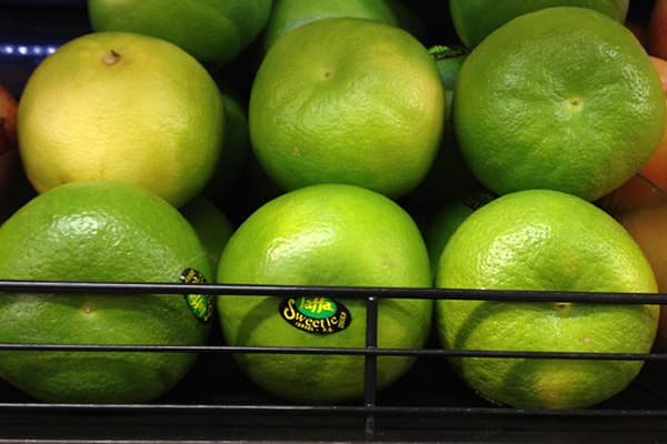 Dolce di frutta su un bancone del negozio
